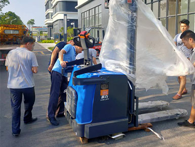 科力電動堆高車進(jìn)行裝卸、堆高、堆垛和短距離運輸作業(yè)